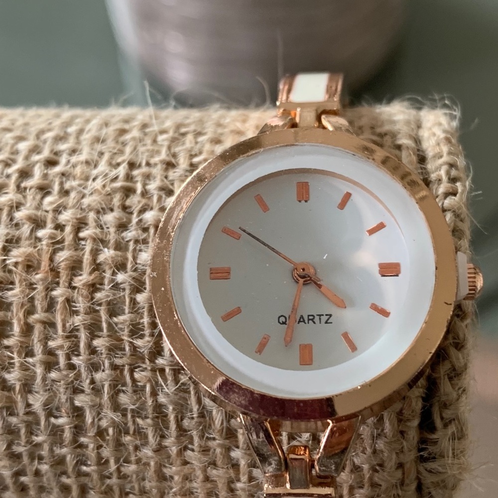 Chic Cuff Bangle Wrist Watch Gold Minimalist - Picture 4 of 4